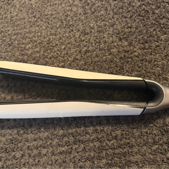 GHD Chronos Professional HD motion-responsive styler. Wide 2" Ceramic Plates. - Picture 2 of 3